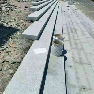 潮州 芝麻白整石台阶，施工现场