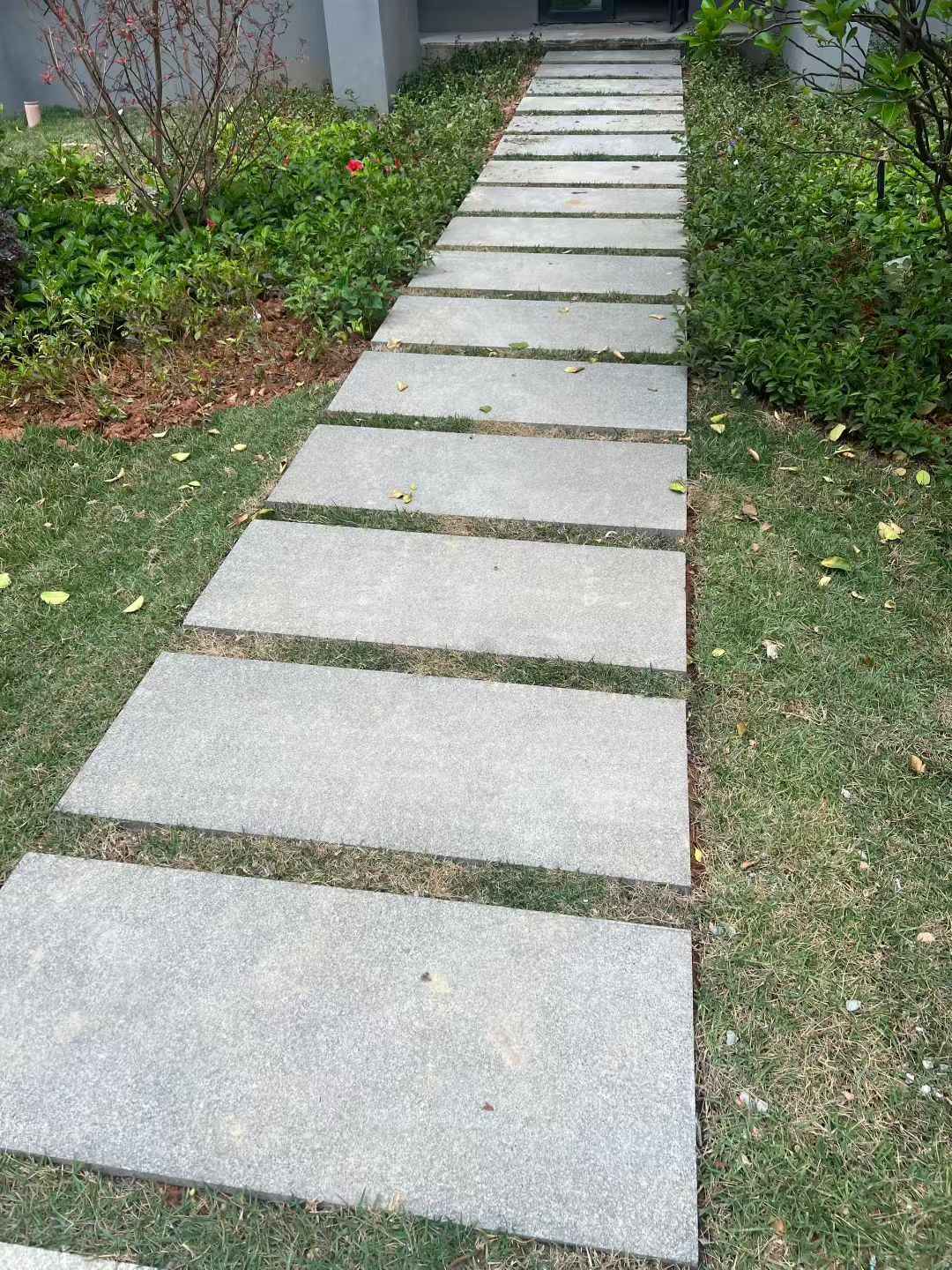 潮州 芝麻黑小区踏步、汀步石铺装效果