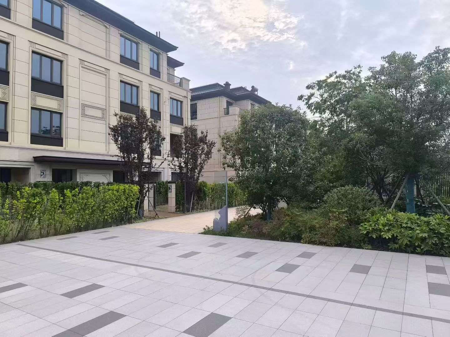 潮州 芝麻白与芝麻白搭配铺装，尺寸1200*600