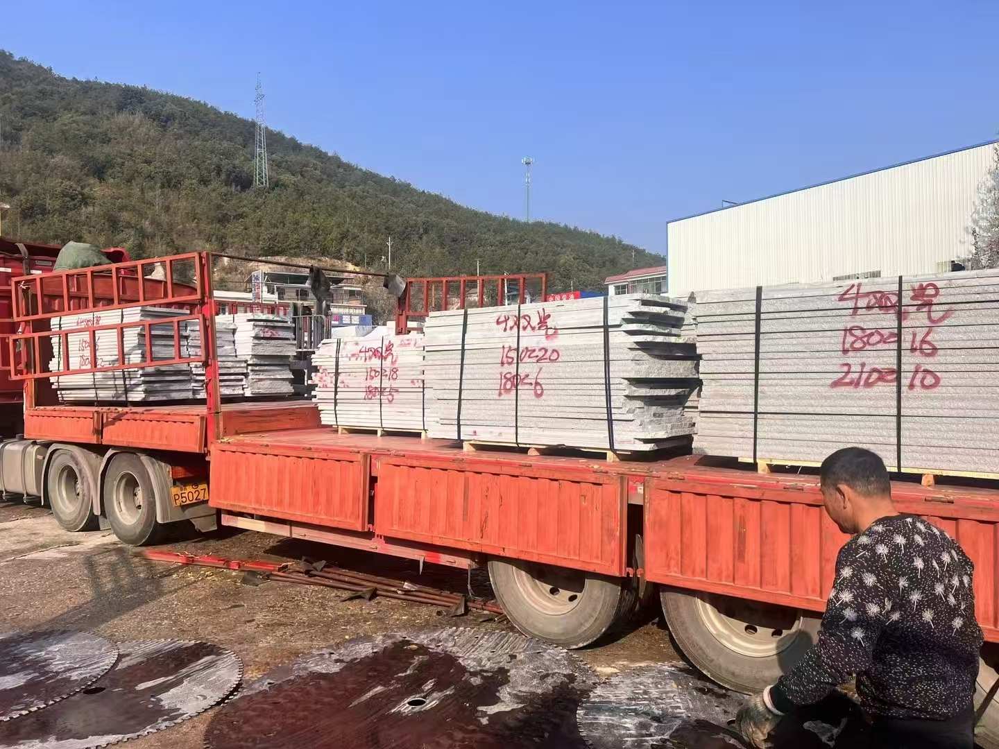 潮州 芝麻灰花岗岩光面毛板出货日常